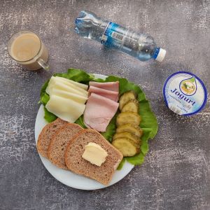 Dieta z ograniczeniem łatwoprzyswajalnych węglowodanów  Chleb Graham Masło extra Serek wiejski ziarnisty Kawa zbożowa z mlekiem Jogurt naturalny Woda źródlana Sałata zielona Pomidorki koktajlowe